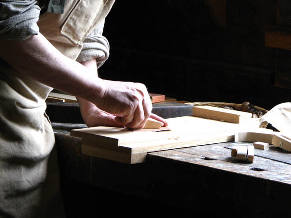 Ofrecemos un servicio de <strong>carpintería  de madera y ebanistería en Bolulla</strong> adaptado a las necesidades del <strong>cliente</strong>.
